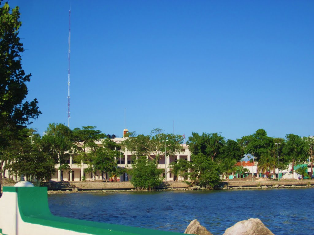 Palacio de gobierno desde el muelle, Chetumal, Q.Roo. by holachetumal