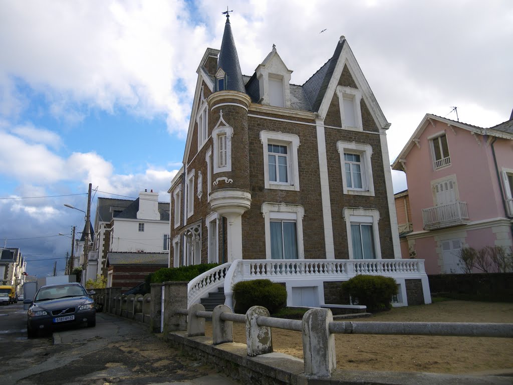 Maison le long de la plage by chisloup