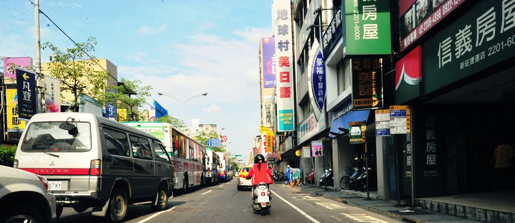 New Taipei, Banqiao District, New Taipei City, Taiwan by jcchung