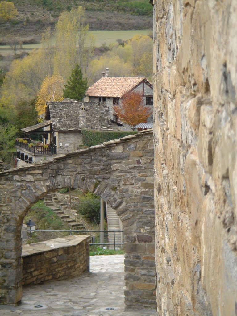 ARCO, JUNTO A LA IGLESIA by josemaribaquero