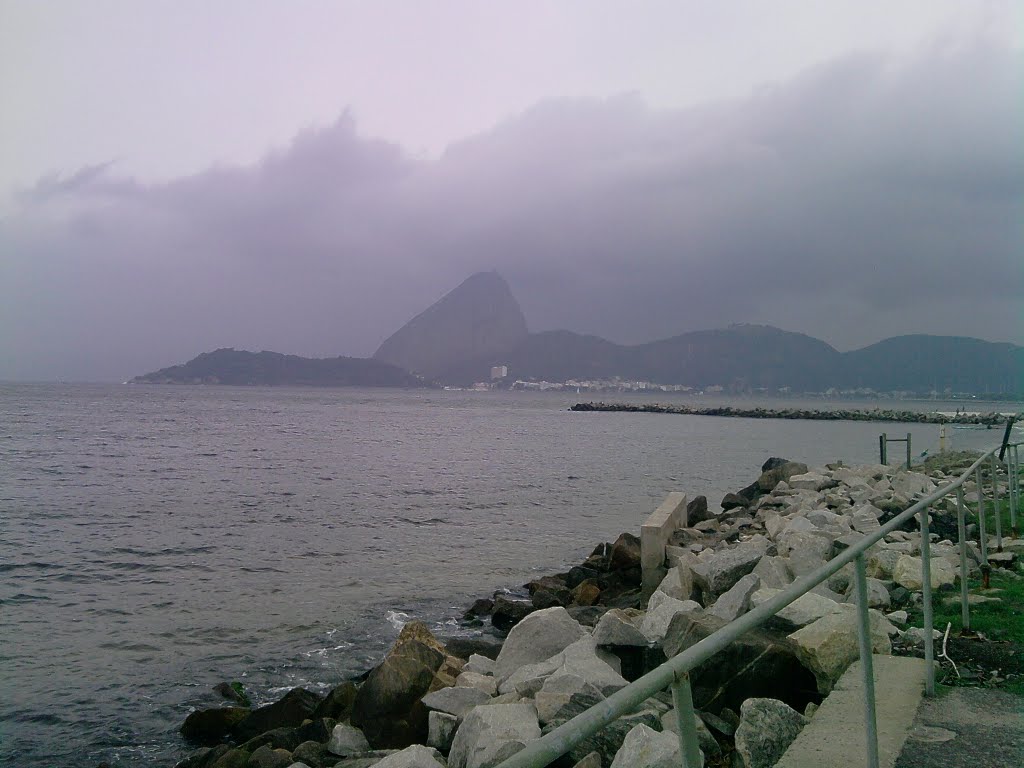 Rochas às margens da baía de guanabara by Elton Souza