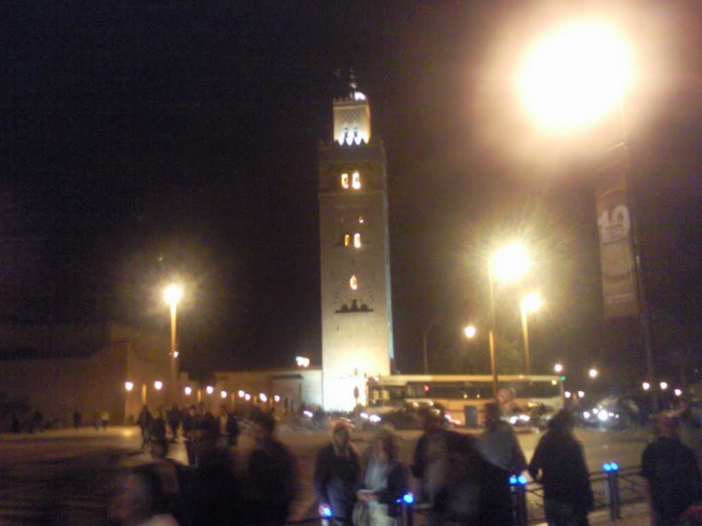 Vista nocturna de La Koutoubia by Briones