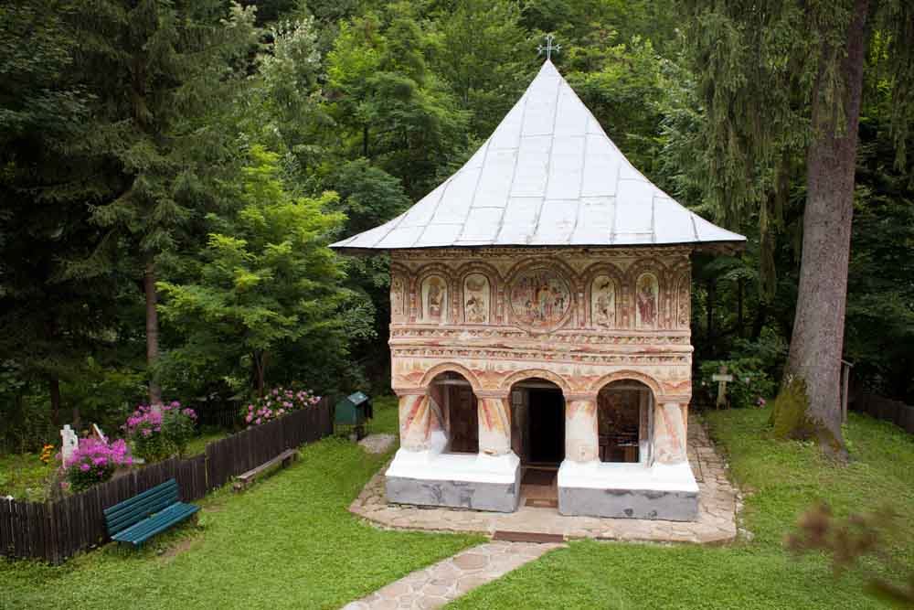 Biserica "Naşterea Maicii Domnului" a fostului schit Jgheaburi, sat Piscu Mare, com. Stoeneşti, jud. Vâlcea by cimec