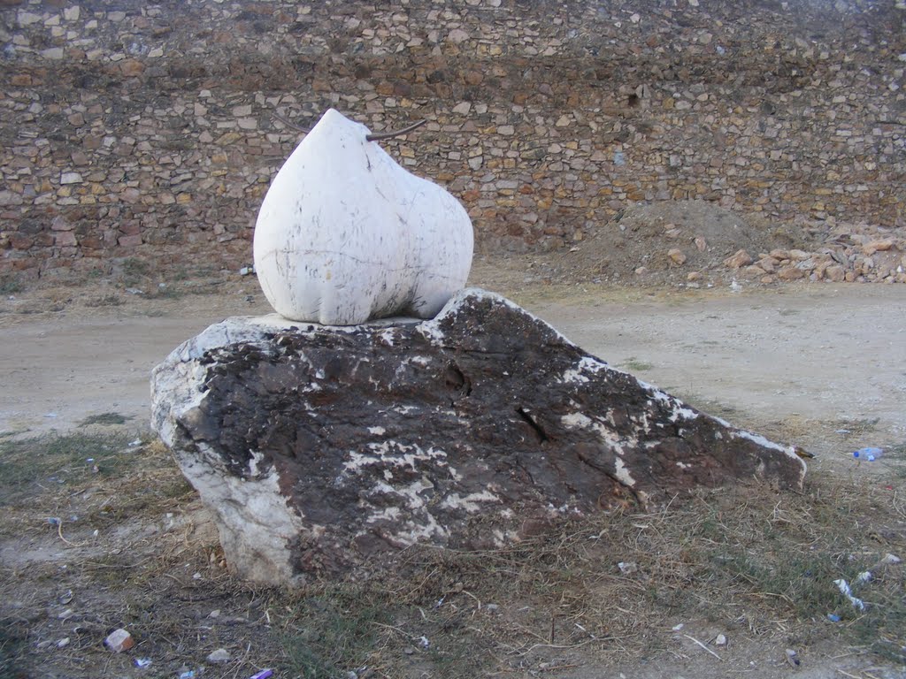 Statue at Estremoz bull ring by PRBreach