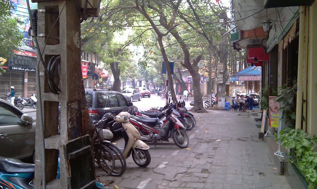 Ngô Thì Nhậm, Hai Bà Trưng, Hà Nội, Vietnam by Takahiro Happo