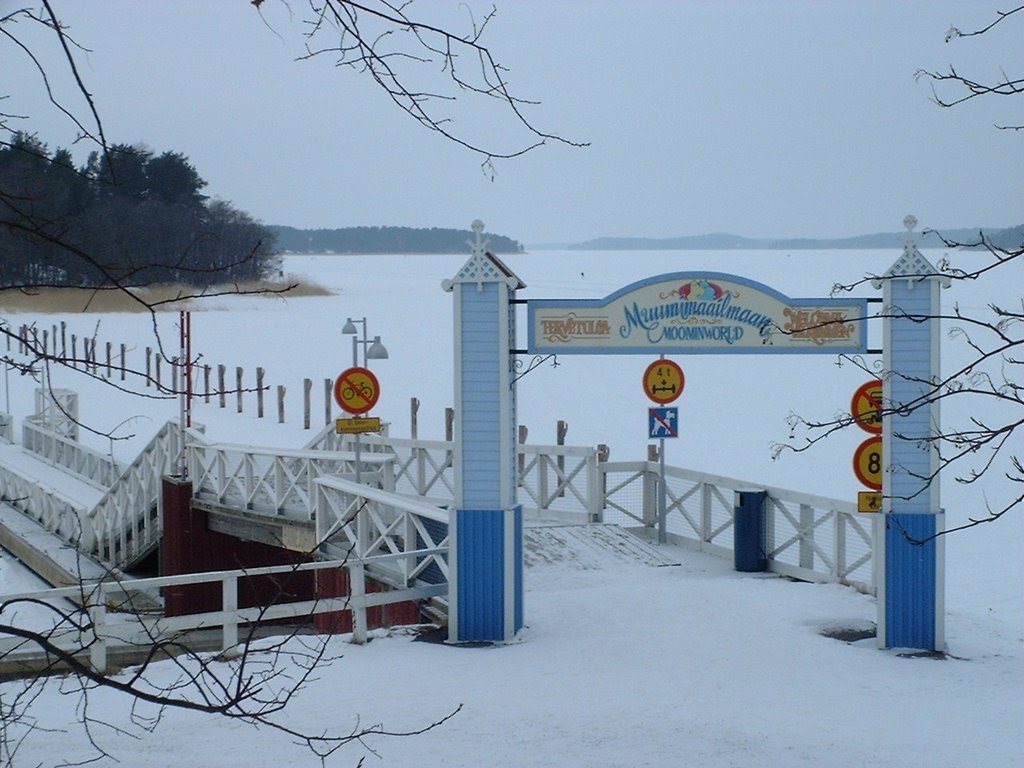 La passerelle d'accès à l'île des Moumine (Moumine le Troll a été créé par Tove Jansson, auteure et illustratrice de ces merveilleux contes...) by Christian Rau