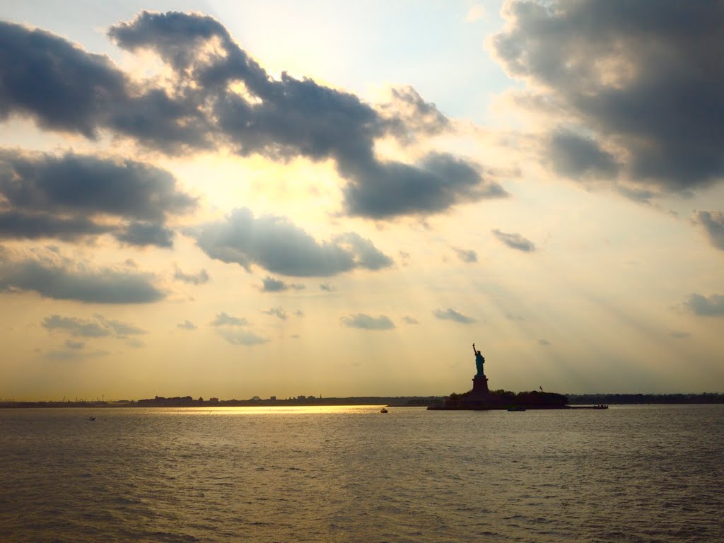 Statue of Liberty by Rio-panoramio