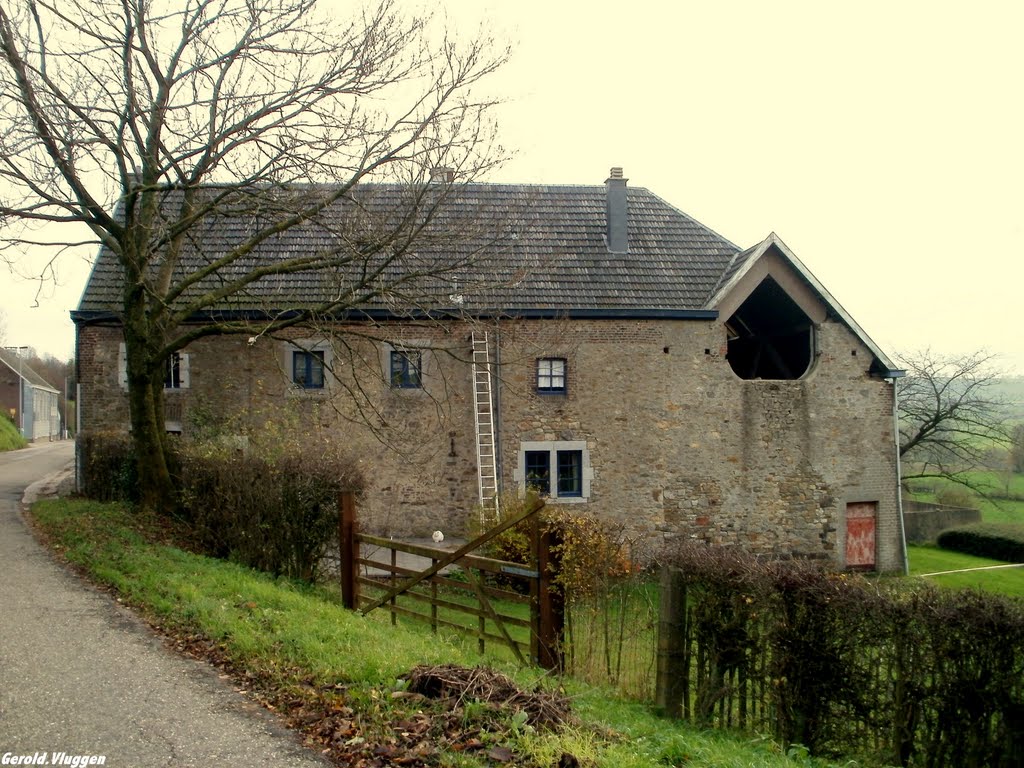 De eerste Hoeve bij het in rijden van La Glouse..met echt nog een open hooi zolder....... 15 Nov. 2010 by Gerold Vluggen