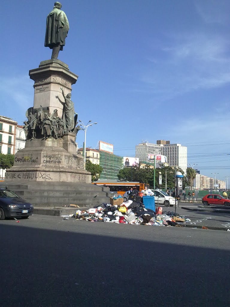 Napoli - Garibaldi nella spazzatura by mi.doni