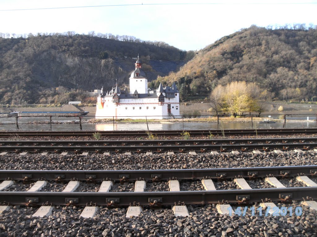 Burg Pfalzgrafenstein von Kaub; 999,9 Promille fahren nur vorbei by Karl0507