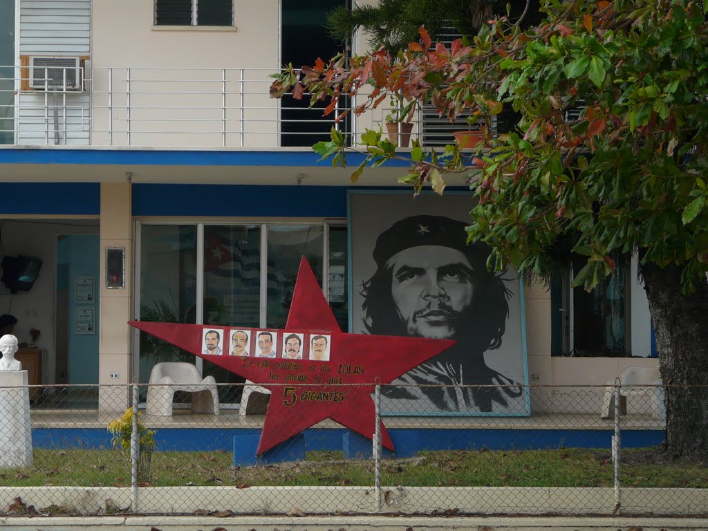 Che in the streets of Varadero, Cuba by Andrzej Brazis