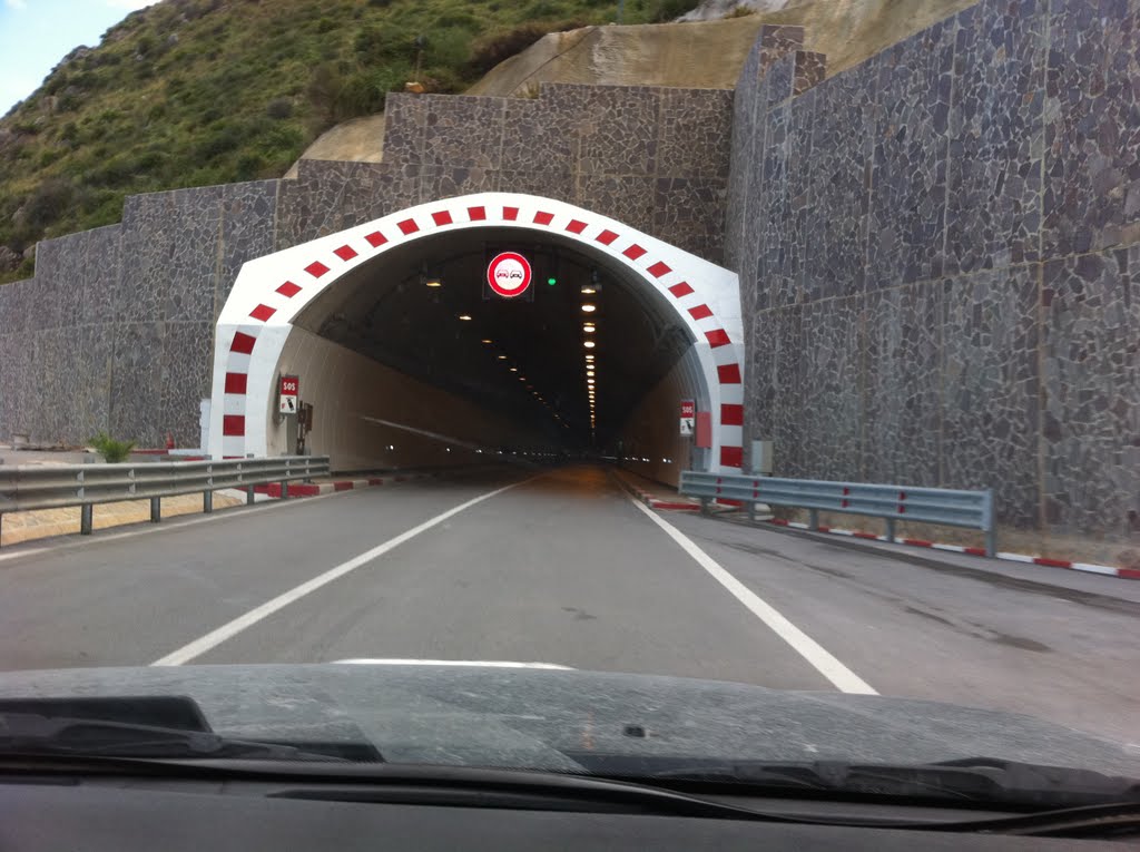 Le tunnel de la plage rouge by ABDERRAHIM BELAKRI