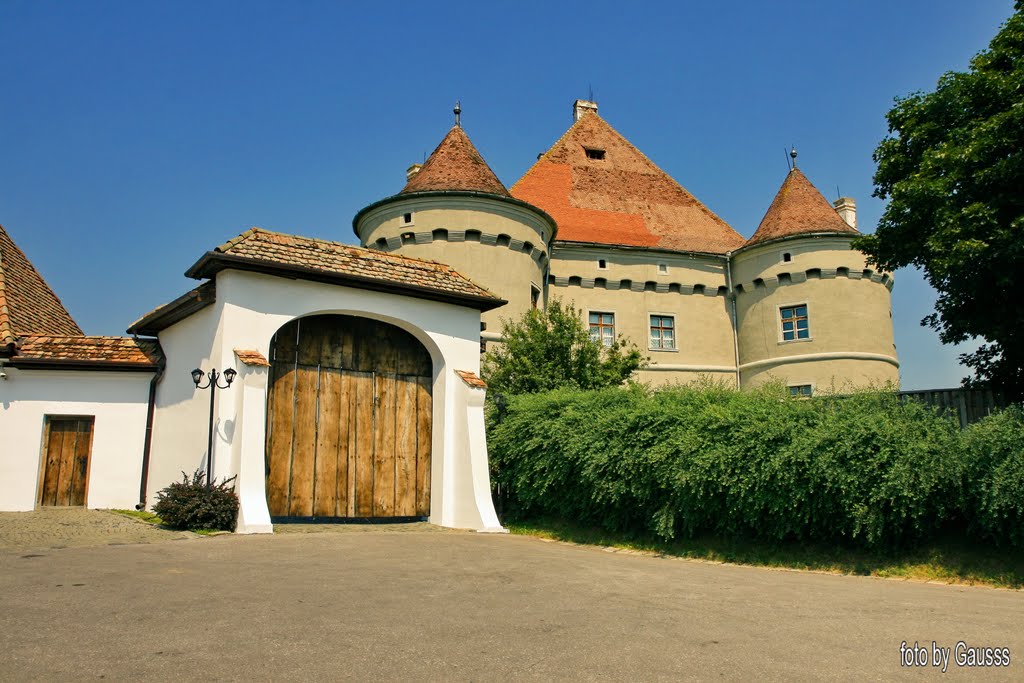 Küküllővár (Cetatea de Baltă), Erdély, trianoni békeszerződésig Kis-Küküllő vármegye (Romania, Transylvania) - (Bethlen Castle) Bethlen-kastély. 1764-ben gr. Bethlen Miklós átalakíttatta, csúcsos tetőket húzatott rá és lépcsőházat építtetett elé. 1849. január 16-án Bem veri meg itt a császáriakat, akik Nagyszebenig hátrálnak. Nem látogatható, magántulajdonban van. by Gausss