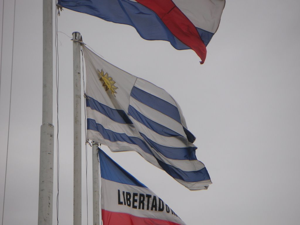 Pabellón Nacional, Bandera de los 33 y Bandera de Artigas, Meseta de Artigas, Paysandú by Agustín Andrés Tejei…