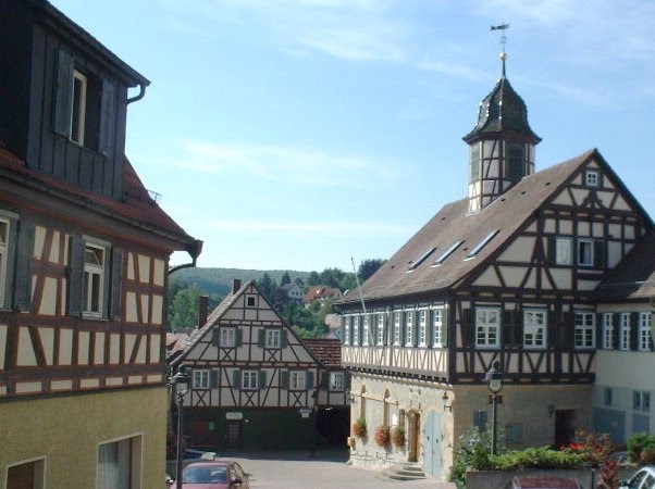 Le centre de Waldenbuch et ses jolies maisons à colombages groupées sur la colline du château : la mairie... by Christian Rau