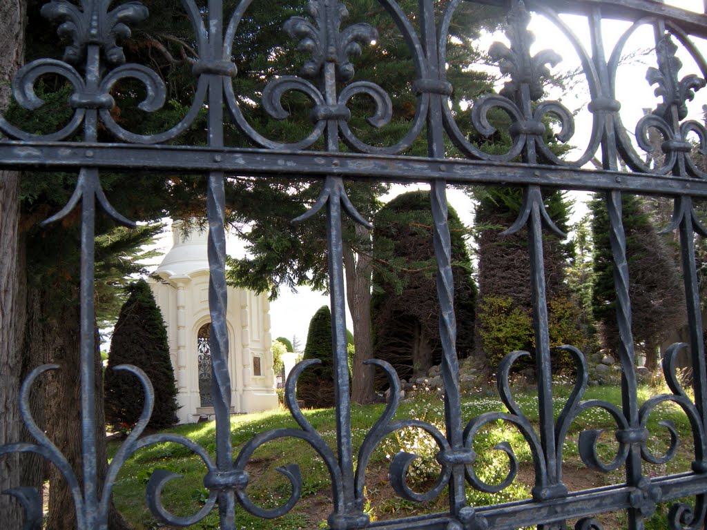 Mausoleo de la pionera doña Sara. Reja de su "patio de los callados" by aleMamá