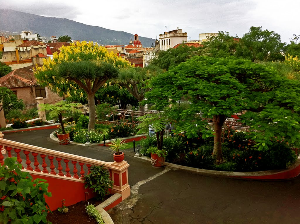 Jardines en La Orotava. Tenerife. by Valentín Enrique