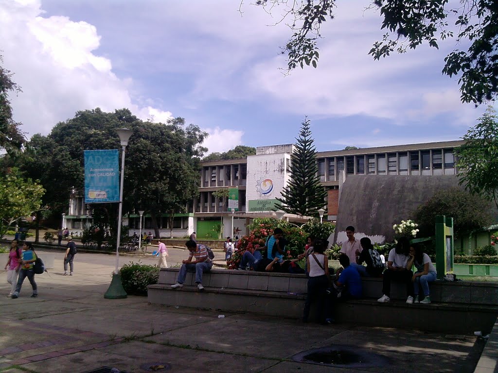 Edificio Ing. Mecánica UIS Bucaramanga by oscarsa18