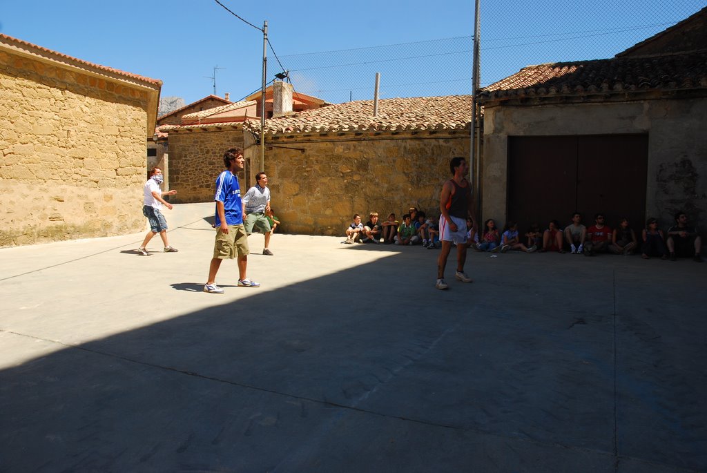 Partido de Pelota Mano en la pared de la Iglesia de San Martín by Izaskun Perea