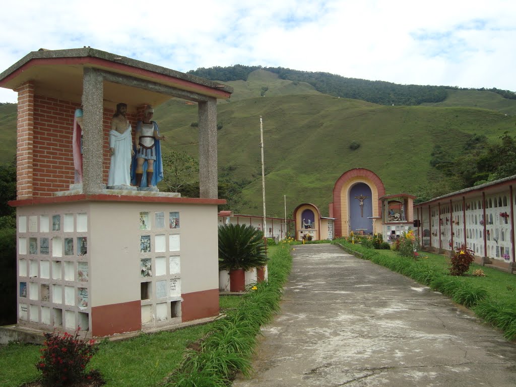 Estación del via crucis en el cementerio by Alejandrino Tobón