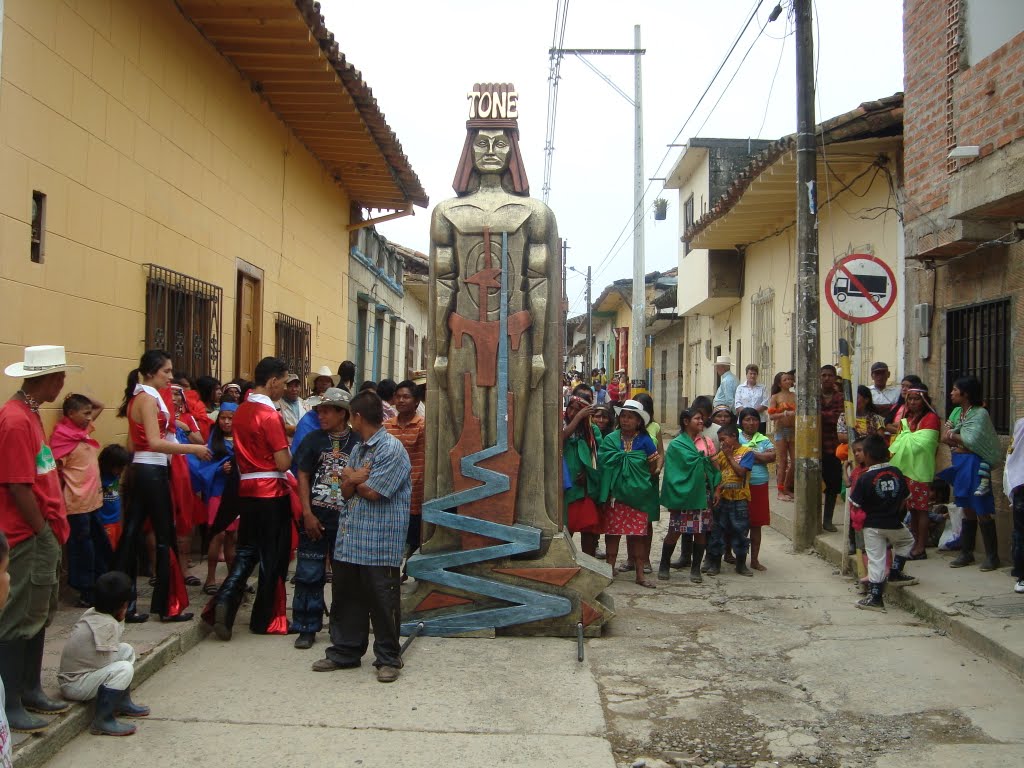 Etnía emberá en desfile del cacique Toné by Alejandrino Tobón