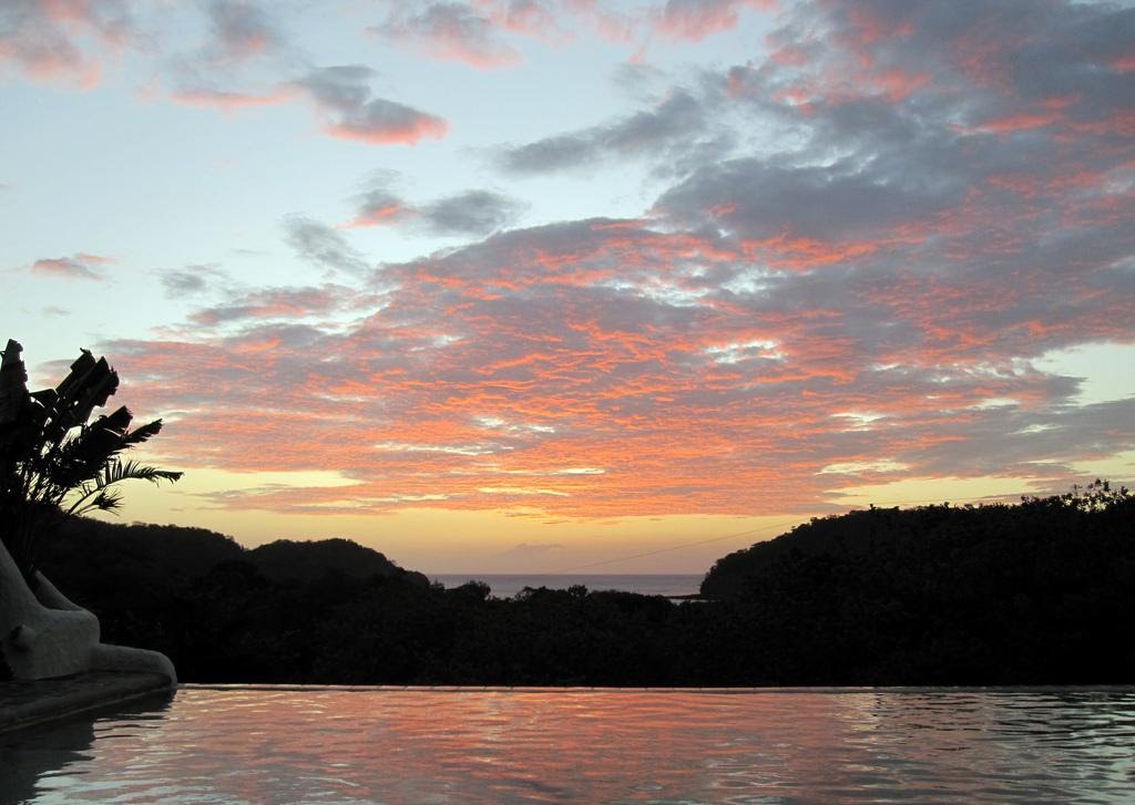 Atardecer en San Juan Del Sur by Milton Urbina