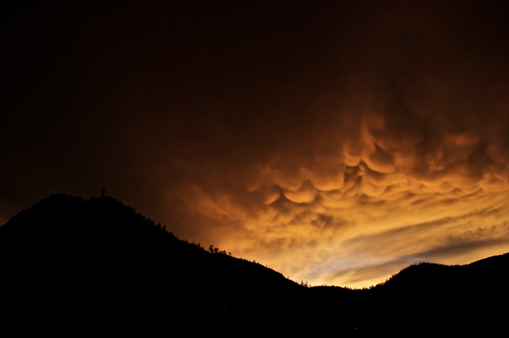 Mammatus Clouds Intrude After Storm by msaal