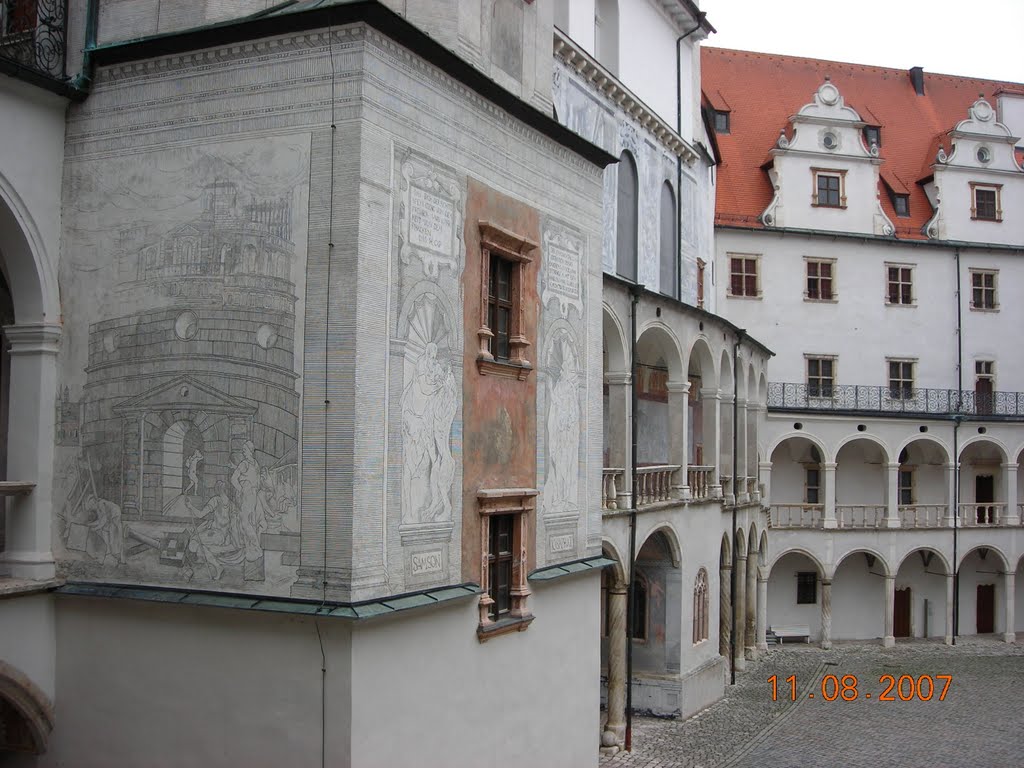 Schloßinnenhof by Hermine Granger