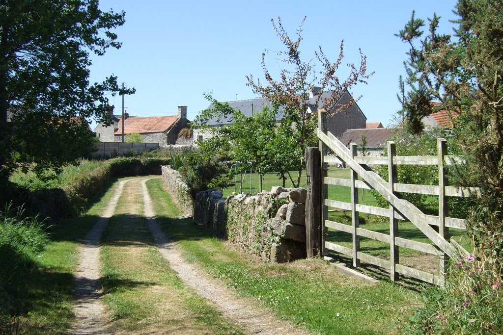 Joli chemin dans un hameau près de Montfarville by C. Rau