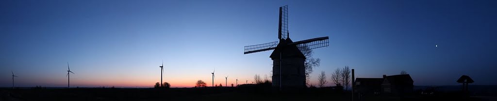 Le moulin Guidon et les éoliennes au lever du soleil by Le Méridien Atelier