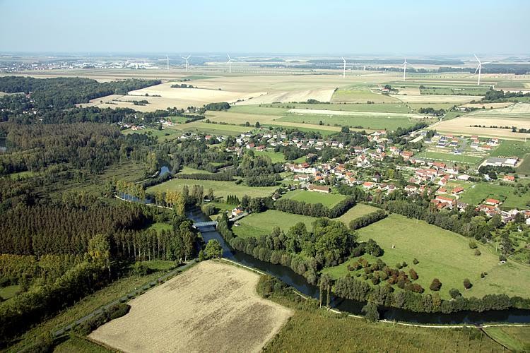 Eaucourt sur Somme, le moulin et les éoliennes by Alain Bron