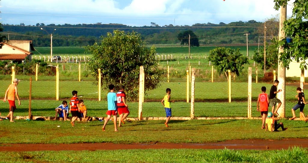 Futebol final de tarde...Ginásio de Esportes by guilherme_sanders