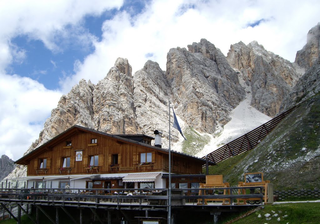 Rifugio son Forcia sotto il Cristallo by Frunz Hans