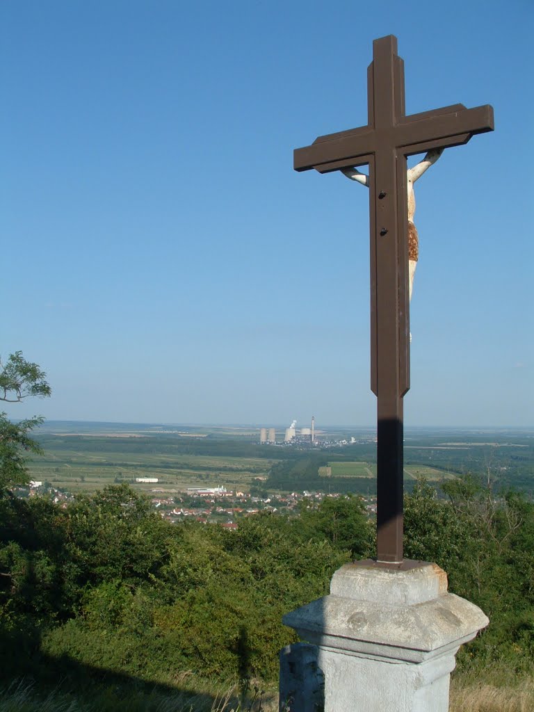 Szent Anna - kápolna keresztjével, kilátás Abasárra és a visontai hőerőműre (2010 augusztusa)St. Ann's Chapel of the Cross and the prospect Abasár Visontai thermal power station by Ignácz Csaba