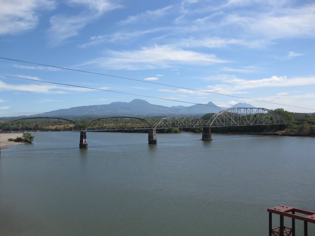 Antiguo puente del ferrocarril, San Marcos Lempa by Eduardo Padilla