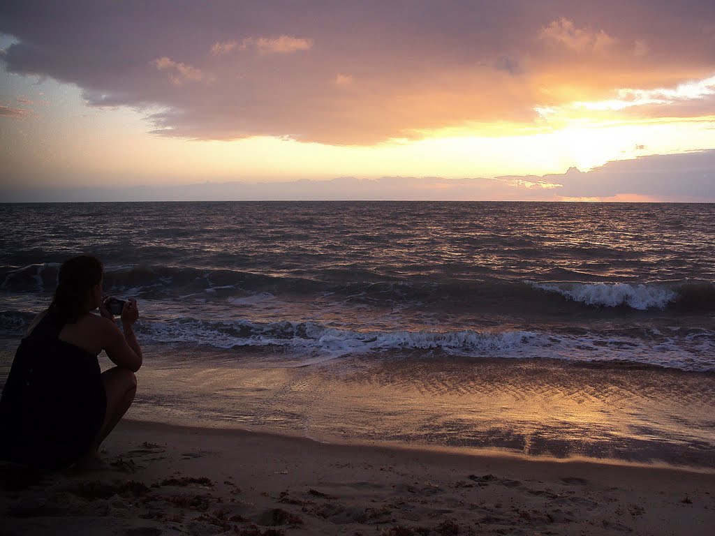 Nascer do sol na Praia de Tambaú - João Pessoa - Pb by euromedbeer