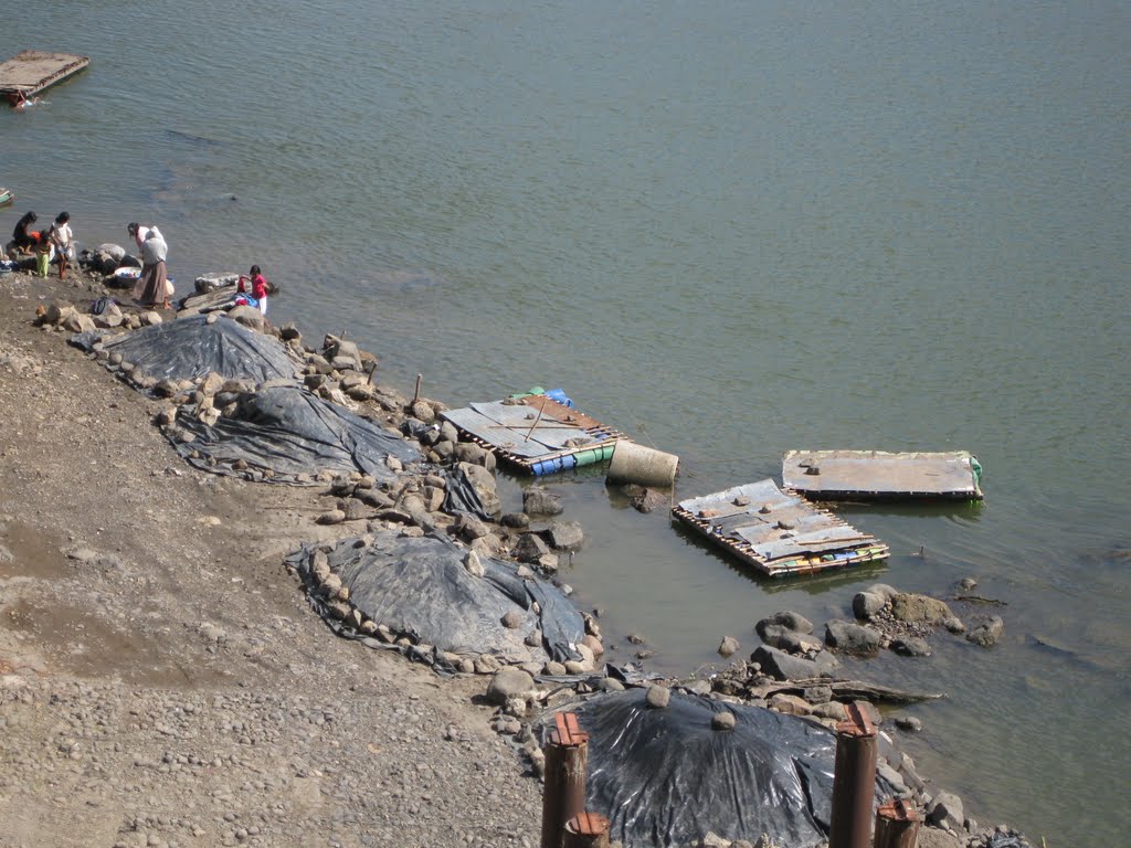 Arena sacada por balseros, San Marcos Lempa by Eduardo Padilla