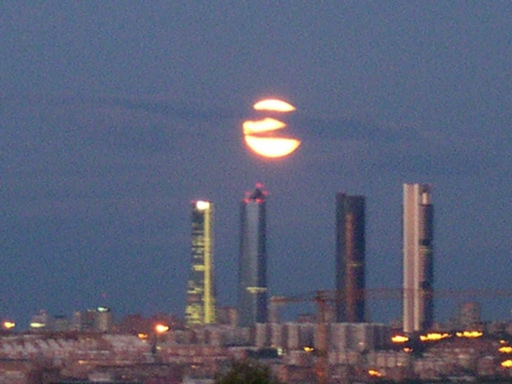 Las cuatro torres y la Luna by javimartinezv