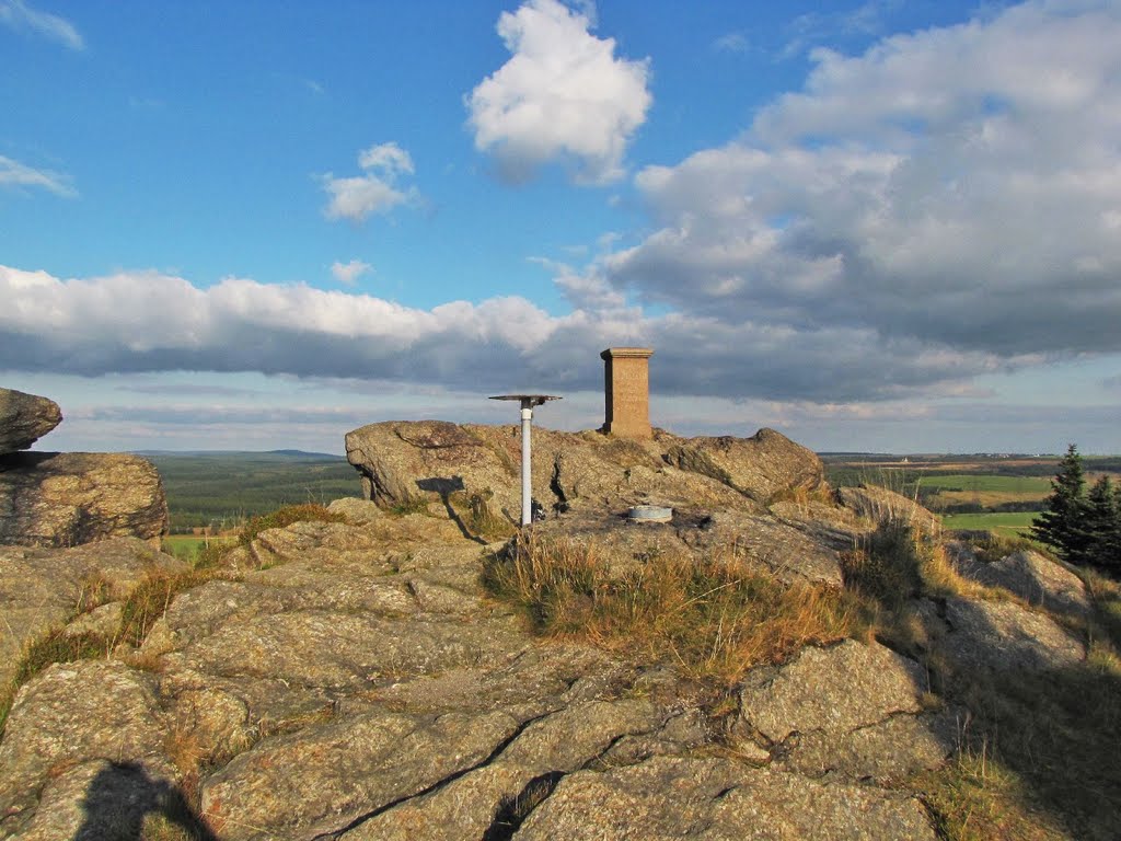 Auf dem Hirtstein (890 m) - Der Gipfel mit Triangulationssäule by Rudolf Henkel