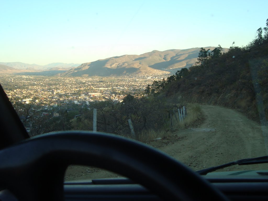 Al fondo la Ciudad de Oaxaca by Fidel Sánchez