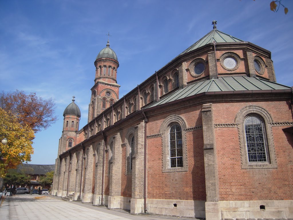 Jun-Dong Catholic Church (殿洞聖堂), Jun-Joo-Si (全州市), Korea by MC Han