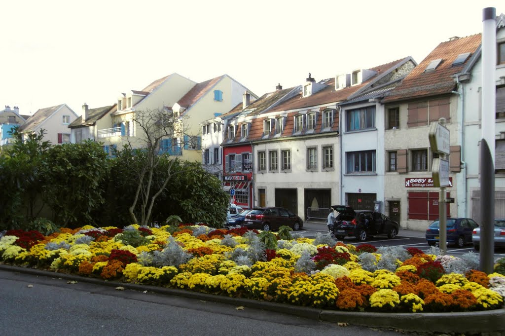 Rue du Bourg Vauthier, vue de la rue du Château by Yves BAMBERGER