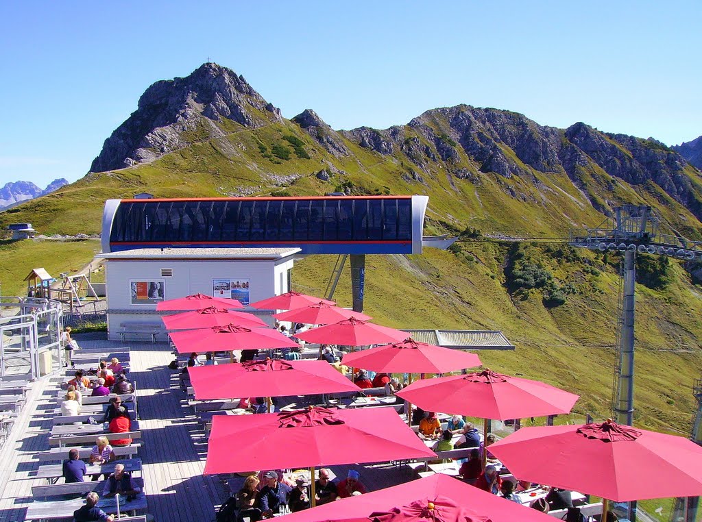 Terrasse der Kanzelwandbergstation mit Kanzelwandgipfel by christophrudolf