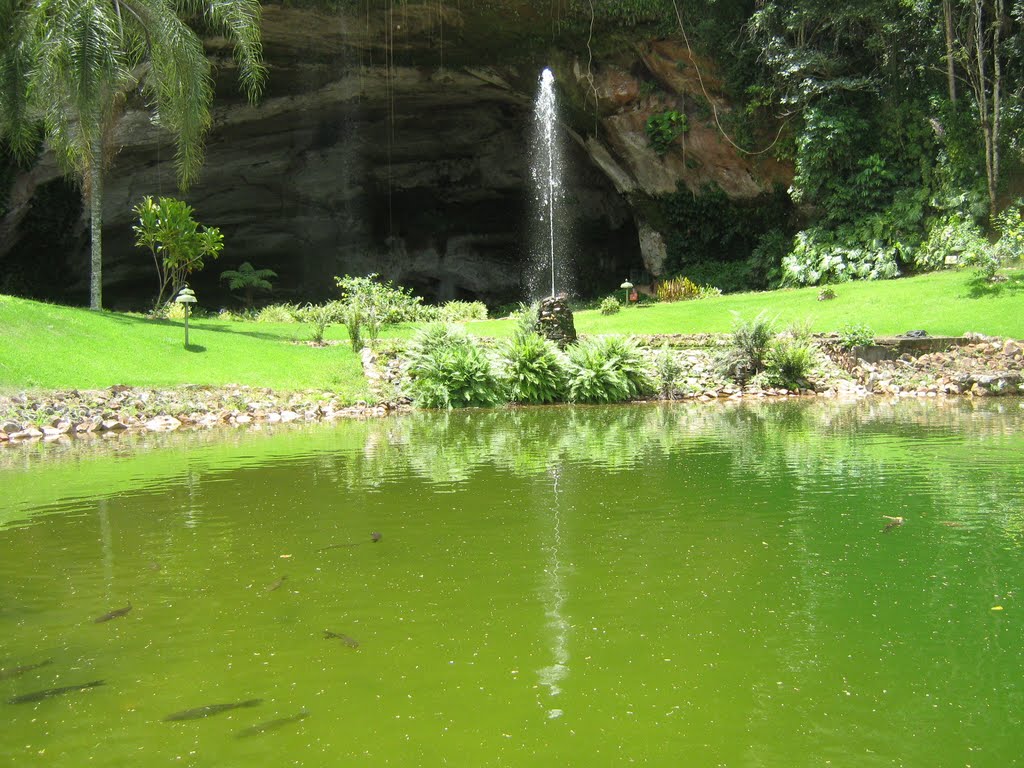 Gruta dos Palhares, Sacramento by Hamilton Vargas