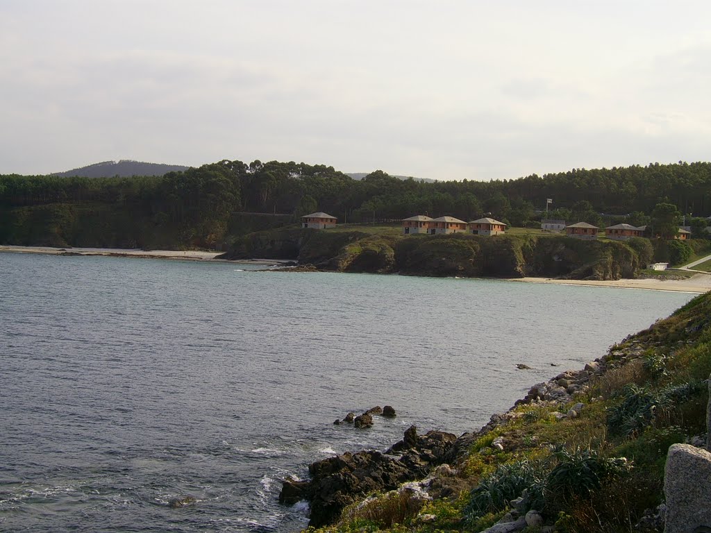 Praia dos Alemáns e Areoura. Chalets pendientes de demolición. by Humberto Palacios Re…