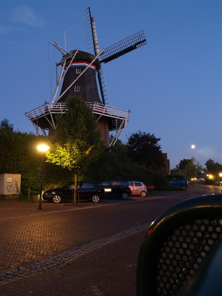 Molen in Winsum met maan op achtergrond by blokkendoos