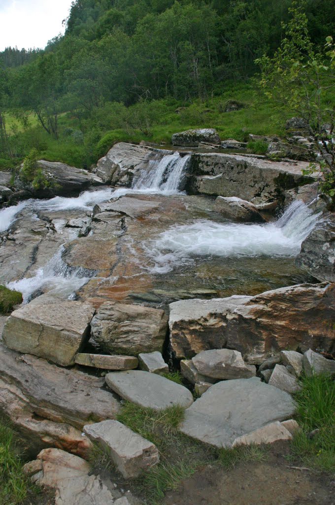 Tvindefossen detail by Rimantas Kisielius