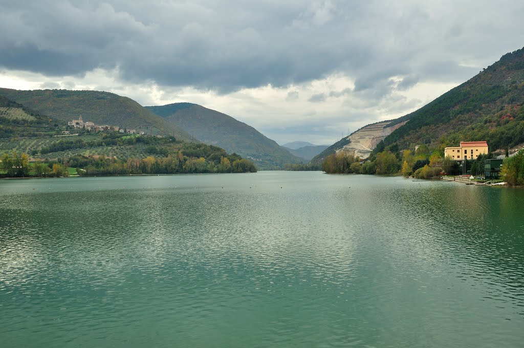 Autunno in Val di Chienti (MC): il Lago di Caccamo (31-10-2010) by Renato Pantini