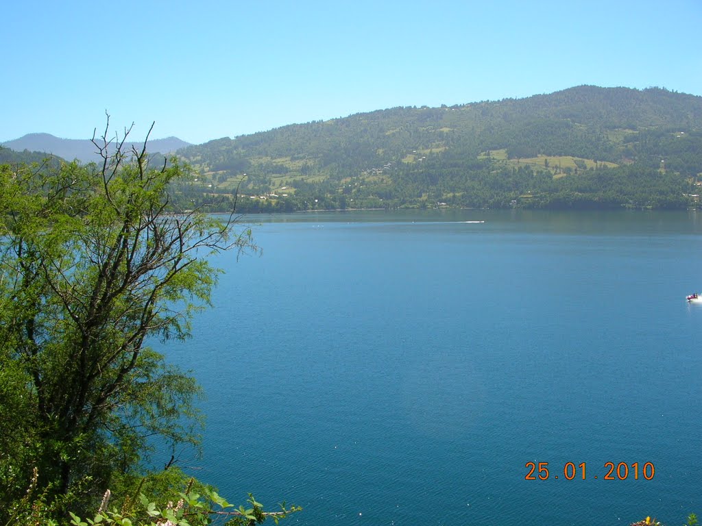 Lago calafquen , visto desde la peninsula de licanray by marcelo cortés