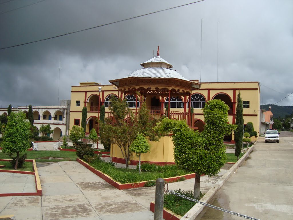 PALACIO MUNICIPAL Y KIOSCO DE SANTA CATARINA TICUA, CHALCATONGO, TLAXIACO, OAX by Fidel Sánchez